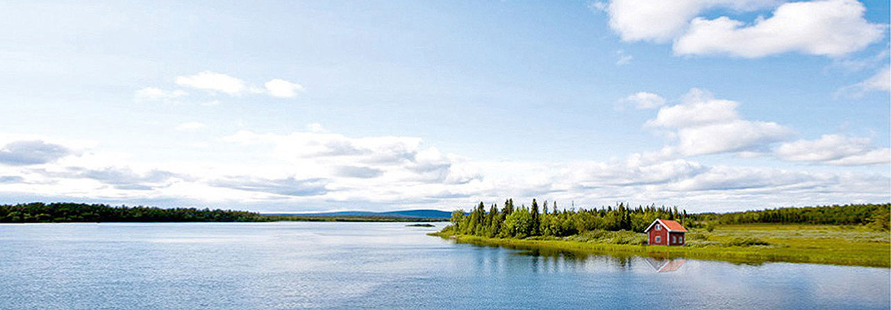 Schwedischer See mit typischen, roten Holzhaus